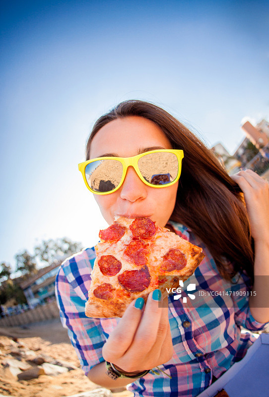 戴墨镜吃披萨的潮人图片素材