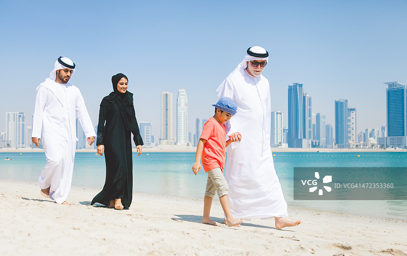 阿联酋家庭在海滩上享受图片素材