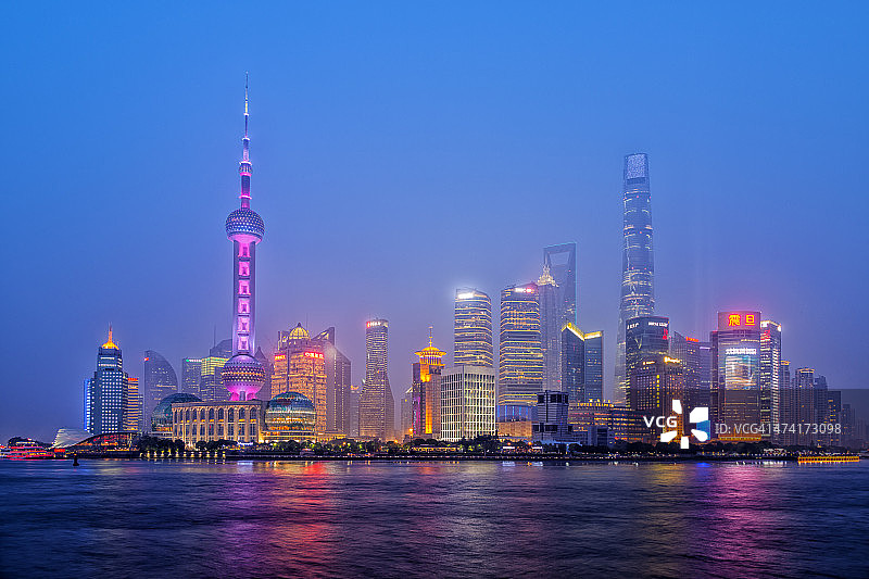 黄浦江彼岸的上海黄昏图片素材