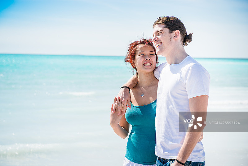 一对幸福的夫妇在海边图片素材