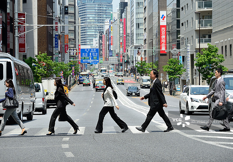 在东京，人群穿过街道图片素材