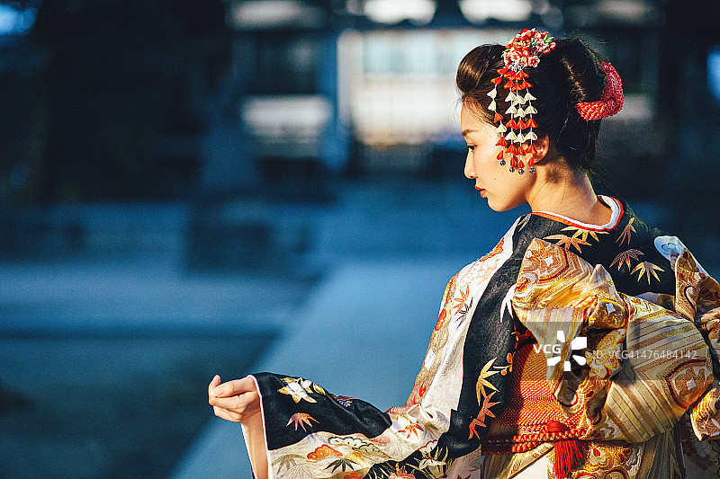 日本年轻女子穿着和服的肖像图片素材