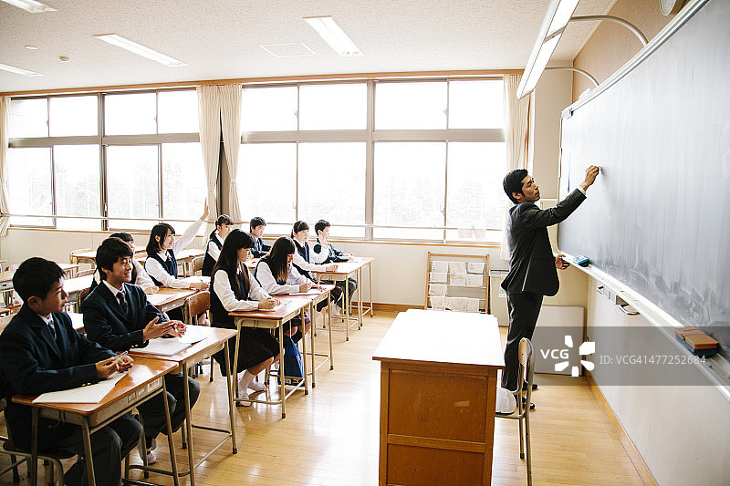 高中班级和老师在黑板上写字，日本图片素材