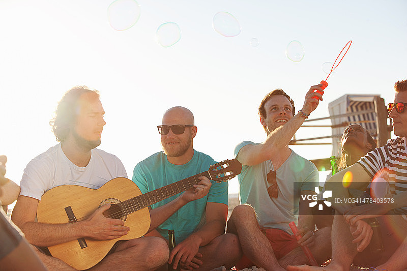 年轻人在圣彼得-奥丁海滩上演奏音乐图片素材