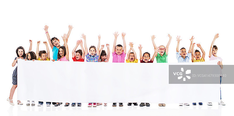 兴高采烈的孩子们举起手臂举着商业广告的横幅图片素材