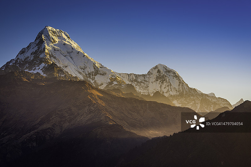 田园诗般的山黎明金色的阳光在Annapurna喜马拉雅山峰尼泊尔图片素材