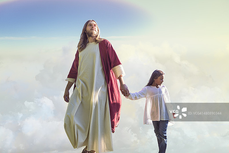 耶稣基督与一个孩子在云中行走图片素材