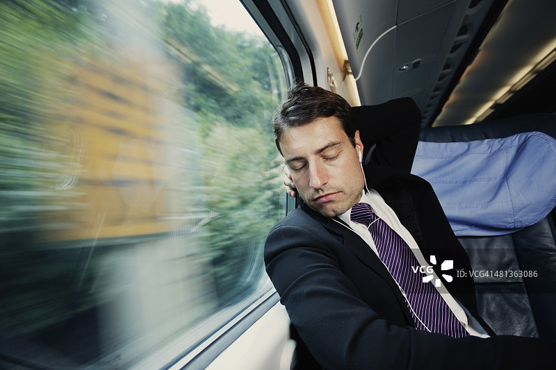 在客运列车上休息的商人图片素材