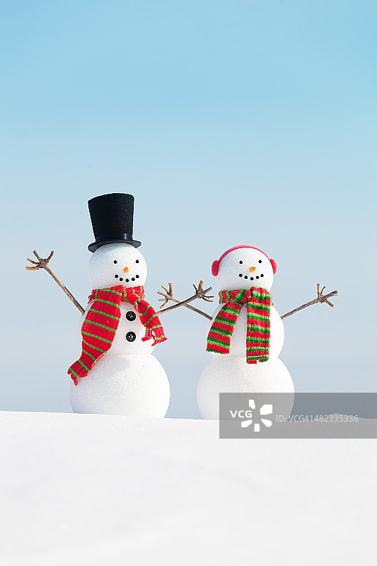 快乐的雪人圣诞夫妇在雪景图片素材