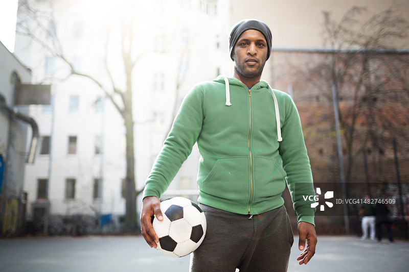 城市足球运动男子肖像图片素材