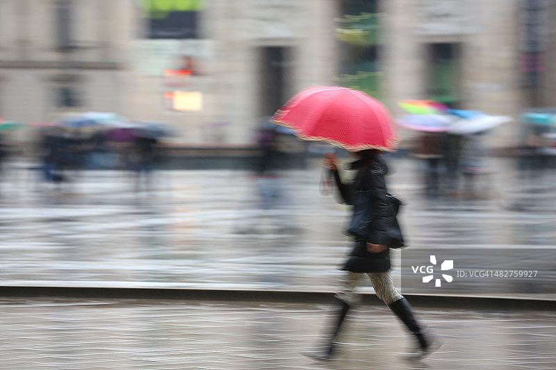 下雨天带伞的女人图片素材