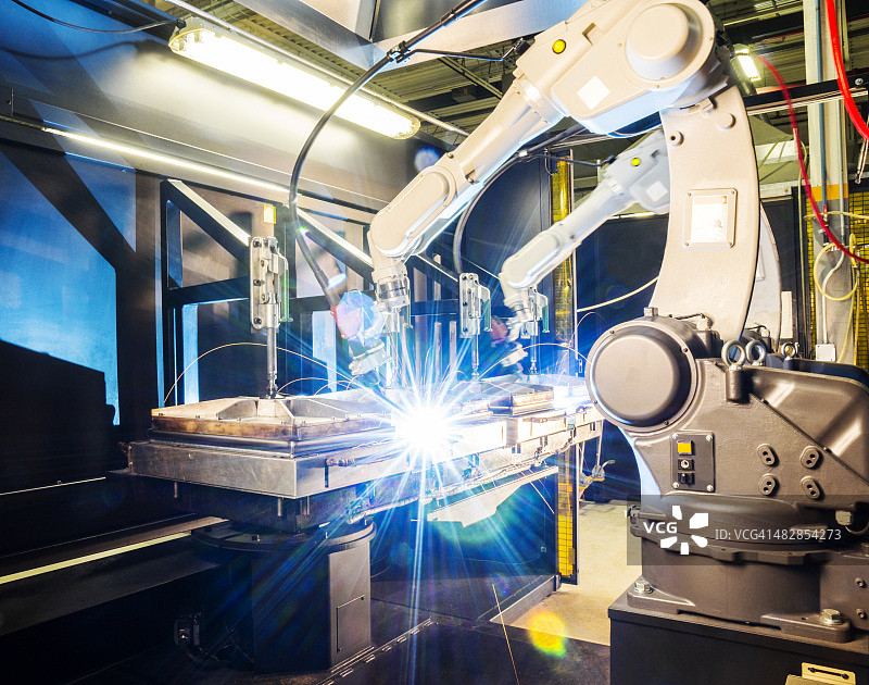 现代金属工厂的高科技机器人焊机图片素材