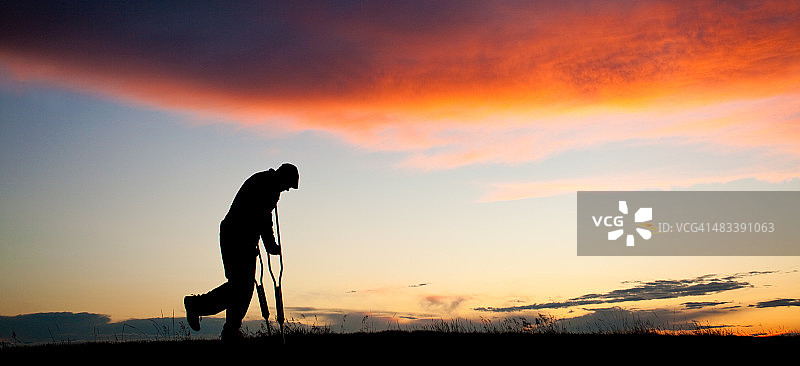 一个拄着拐杖的老人的剪影图片素材