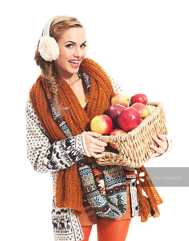 秋天的肖像，愉快的金发年轻女子抱着苹果图片素材