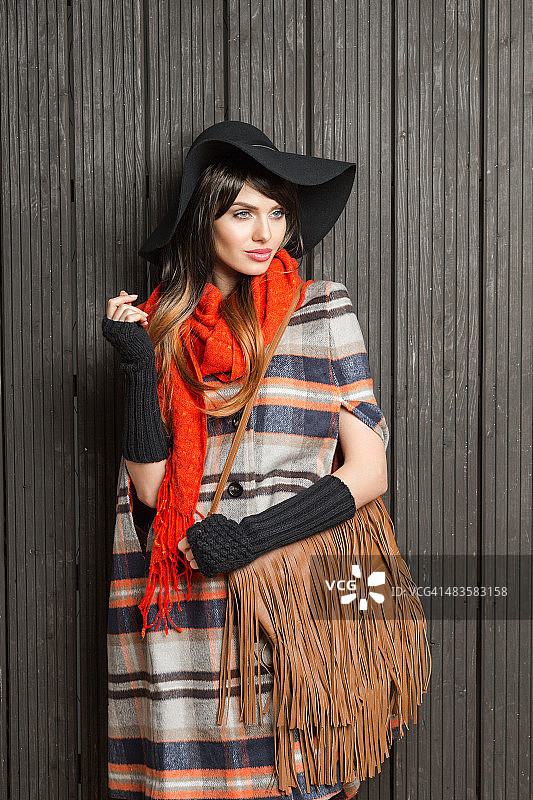 秋天的肖像性感的女人穿着波西米亚风格图片素材