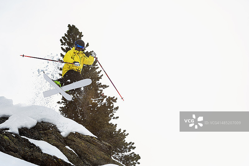 奥地利奥贝格尔，中年男性滑雪者在半空中跳跃图片素材