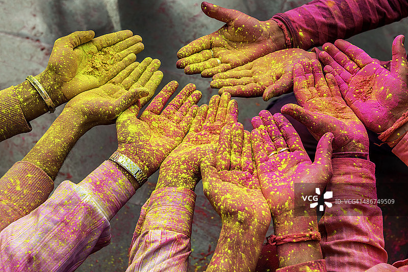 手上抹胡里粉，印度节日图片素材