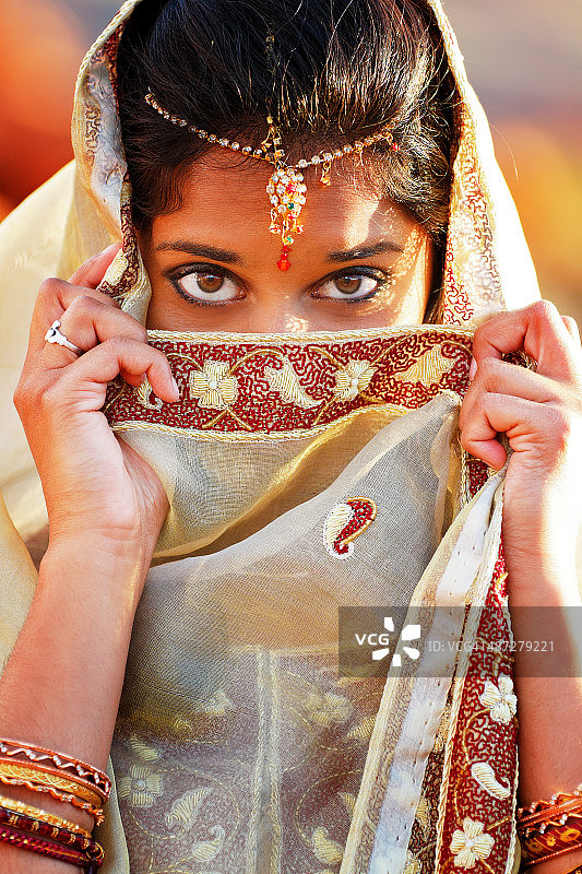印度妇女用披肩遮住脸的特写图片素材