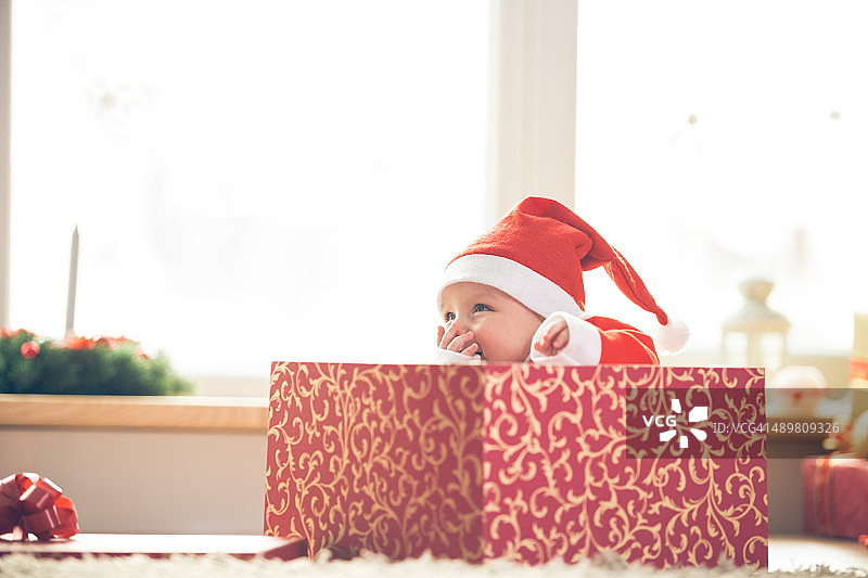 圣诞宝贝在礼品盒里图片素材