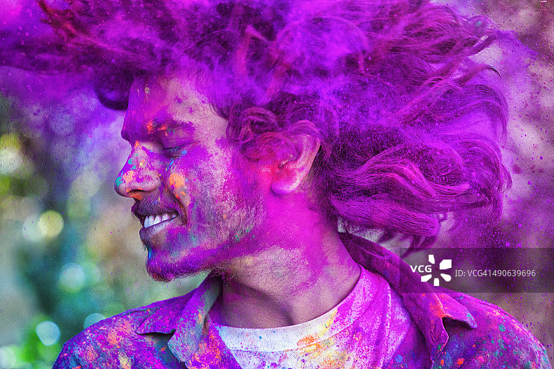 印度一名年轻人庆祝胡里节图片素材