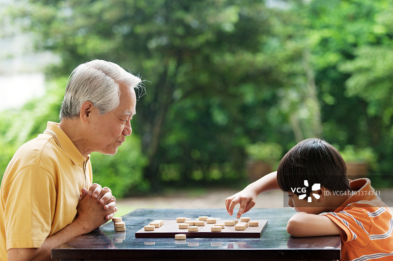 爷爷和孙子在玩象棋图片素材