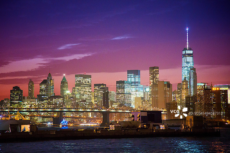 曼哈顿东河大桥夜晚的纽约天际线图片素材