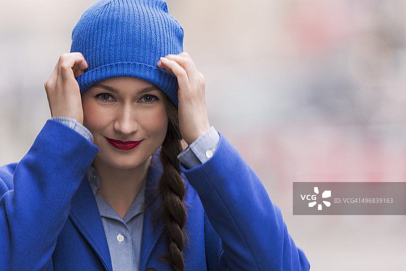 一个穿着蓝色衣服的快乐女人的肖像图片素材