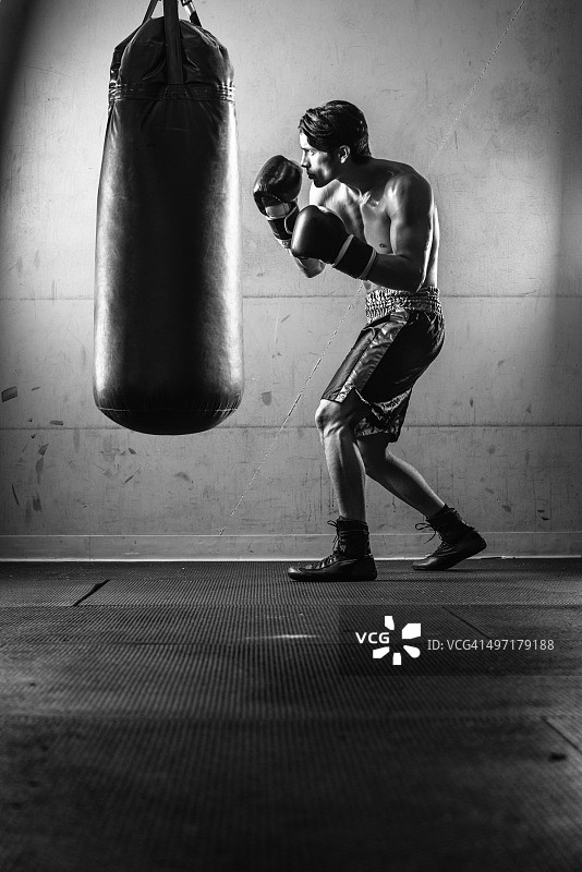 一名西班牙男子在《黑与白》中击打拳击袋图片素材