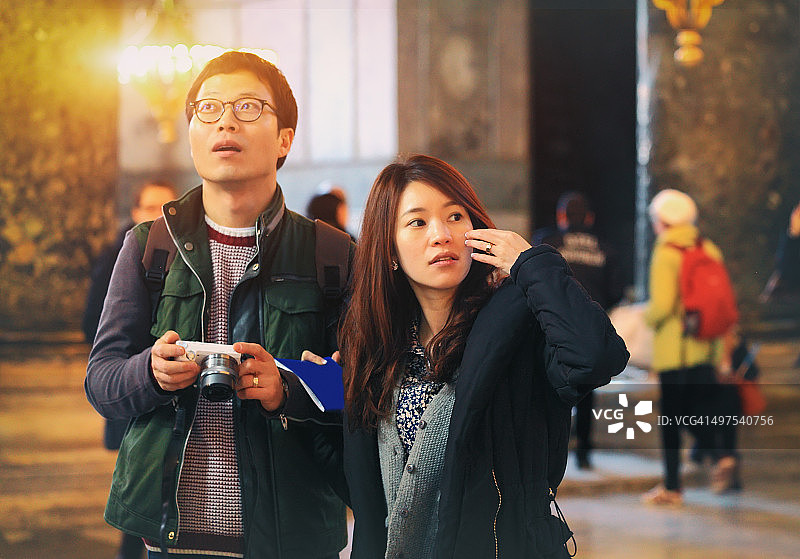 在圣索菲亚大教堂的一对韩国夫妇图片素材
