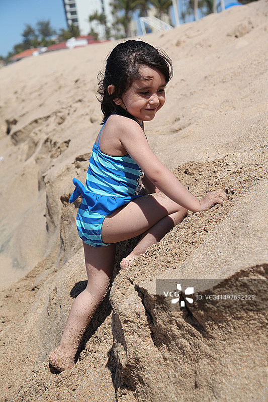 沙滩上的小女孩图片素材