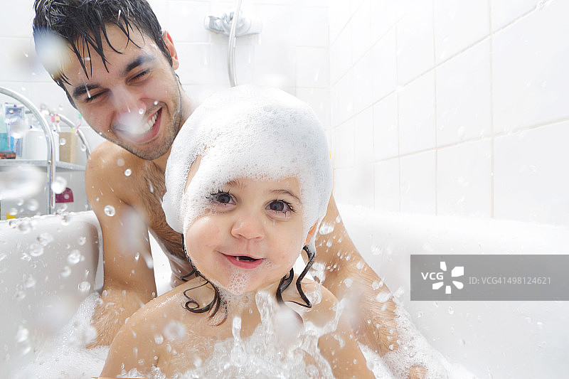爸爸和小女儿在洗澡图片素材