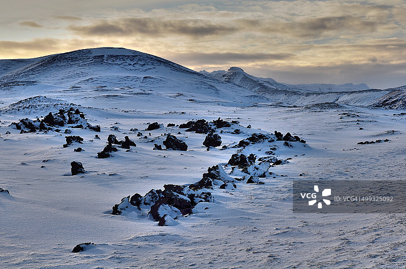 冰岛西部stykisholmur的雪景熔岩田图片素材