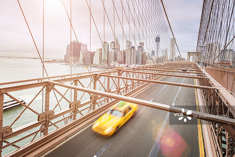 纽约布鲁克林大桥上的黄色出租车图片素材