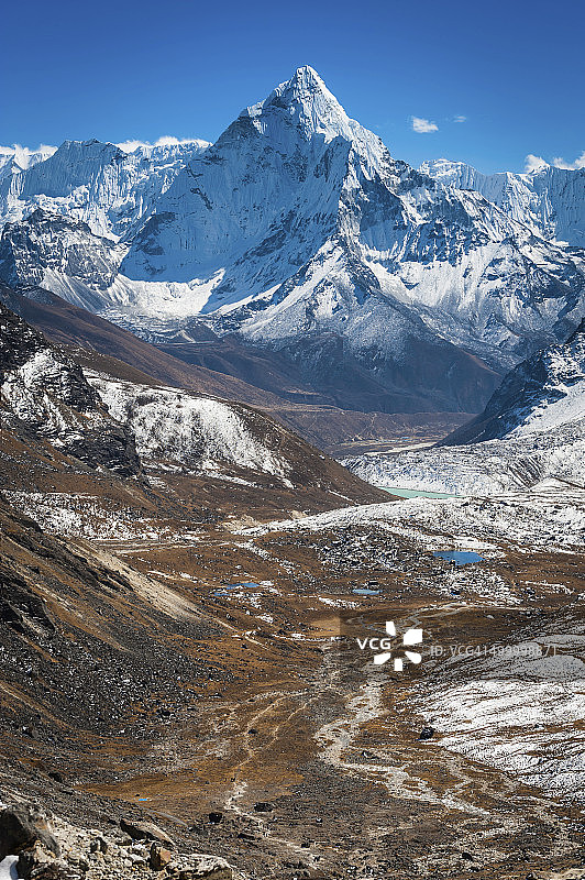 山野雪峰高耸在遥远的山谷喜马拉雅山尼泊尔图片素材