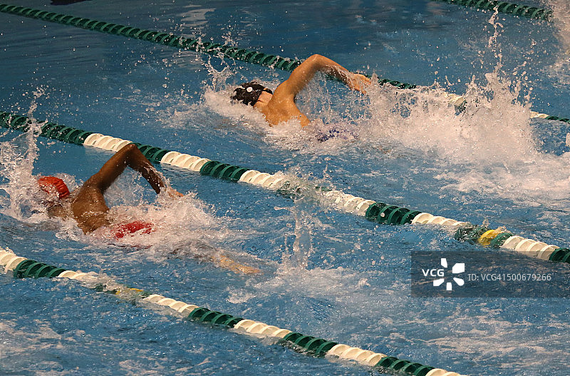 游泳运动员在比赛图片素材