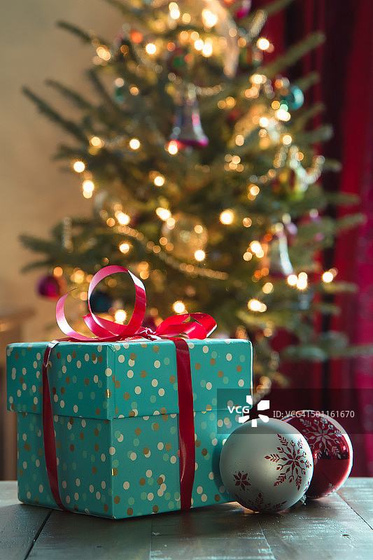 圣诞礼物和圣诞树图片素材