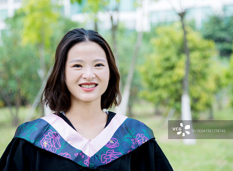 美丽的中国大学毕业生图片素材
