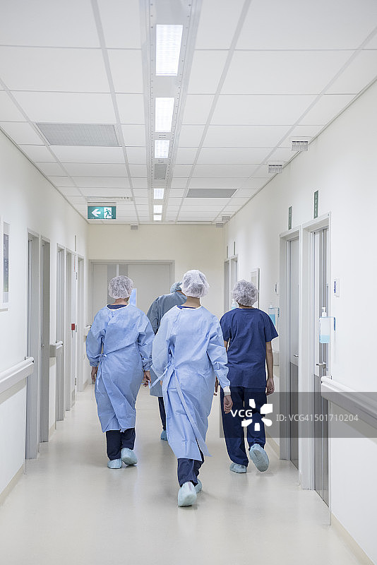 手术小组走过医院走廊，后视镜图片素材