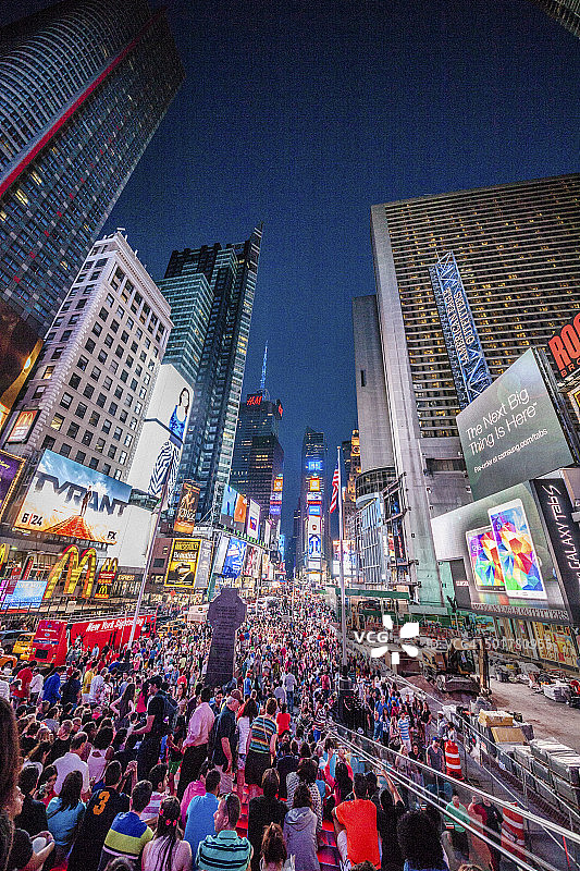 晚上时代广场的人群。纽约曼哈顿。图片素材