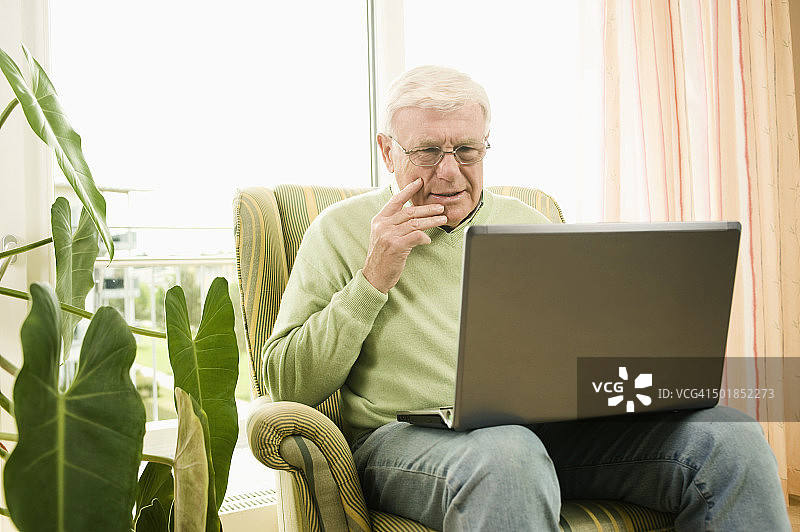 德国巴伐利亚州养老院的老人使用笔记本电脑图片素材