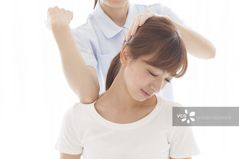 女人放松的方法是肩部按摩图片素材