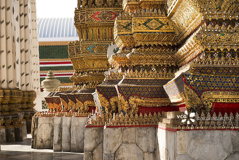 黄铜和玻璃马赛克工艺工作在基础的Ubosod或任命大厅在Wat Arun图片素材