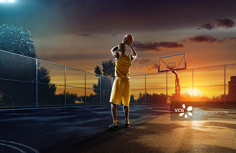 户外街球场上的篮球运动员图片素材