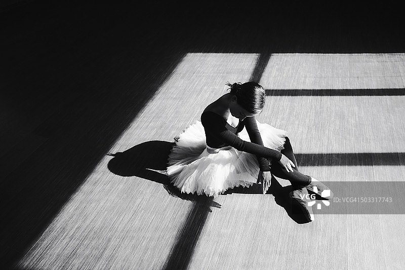 芭蕾舞女演员跳舞在室内图片素材