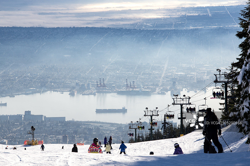 加拿大温哥华松鸡山的一个滑雪坡道图片素材