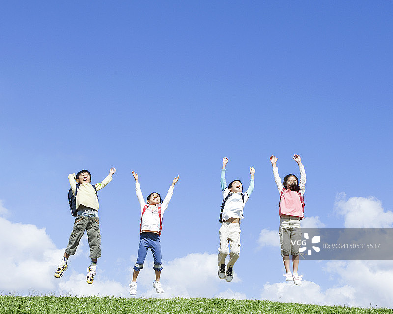 小学生在空中跳跃图片素材