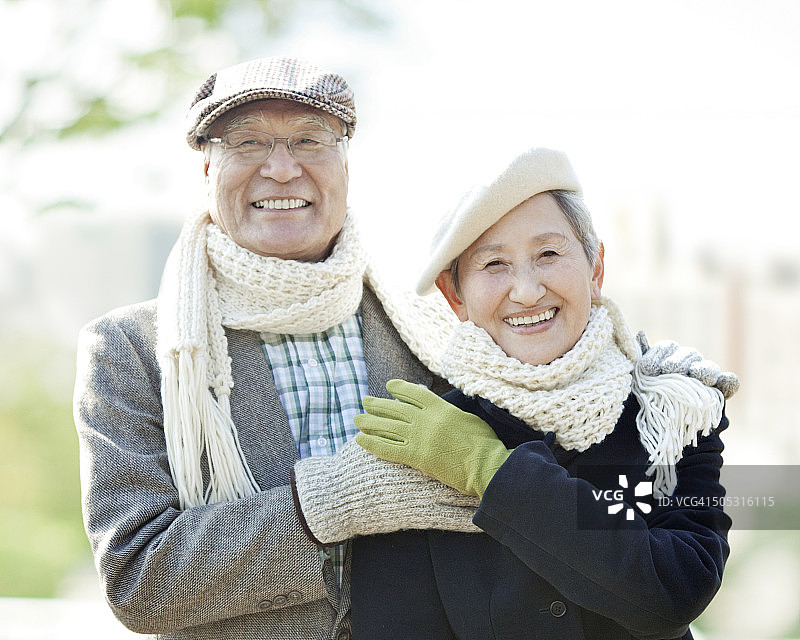 快乐的老年夫妇在温暖的衣服图片素材