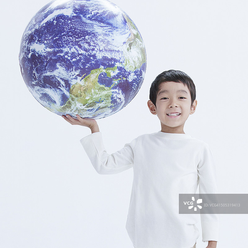 拿着地球仪的小男孩图片素材