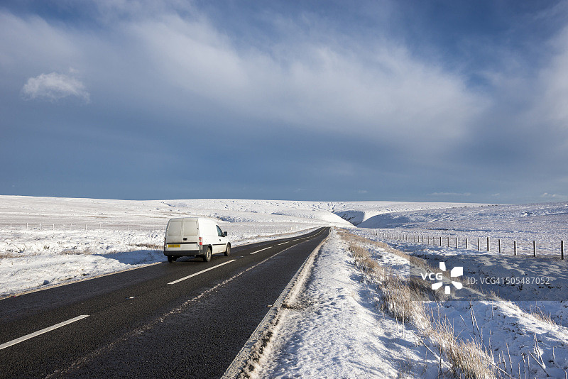 雪地里，一辆货车行驶在高沼地上。图片素材