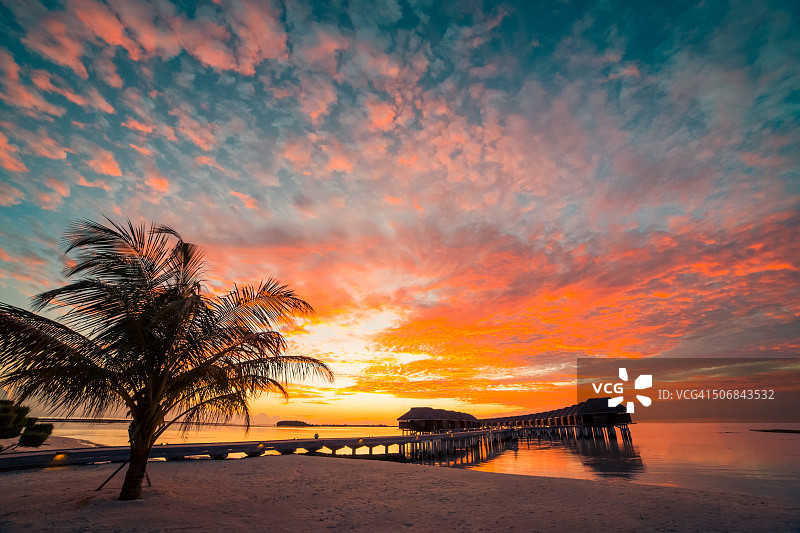 马尔代夫海滩美丽的日落图片素材